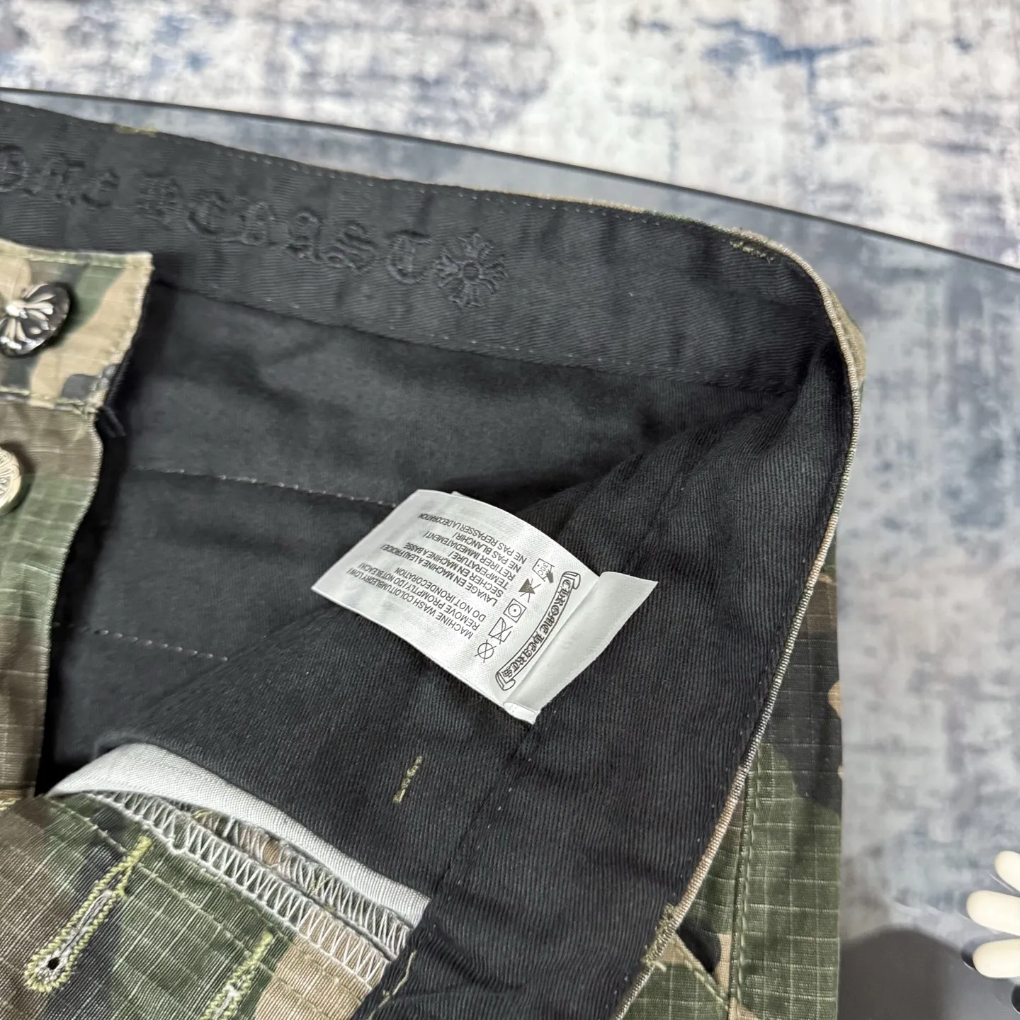 P280 Chrome HeartsCH camouflage logging pants straight-leg Sanskrit unisex overalls, W-level cabinet, patchwork cross pattern embellishment, high-waisted washed jeans! ! Absolutely high-end luxury products, 1.9W-level god-level single products, super popular products, built with top heavy industry, a magic weapon that cannot be missed. About Zangyin, this is an extremely luxurious fashion brand, which can also be called the aristocrats of the high street. It has always been an exclusive brand for some hipsters or the rich second generation. Compared with ordinary high streets, it is more luxurious and noble. Compared with luxury brands, it has a more fashionable personality and has always been a brand that I have a special liking for. Imported yarn is custom-woven into a high-density twill canvas, which ensures a crisp silhouette while also making the fabric very delicate to the touch. It follows the B01 classic silhouette, with a crisp and stylish upper body. The ready-made garments are stone-milled and fermented, so they can be matched with any style. Buttons and zippers are made of authentic YKK retro metal products. Double-layer canvas on the front knees has perfect details. All hardware is customized. Color: Camouflage Size: 28/30/32/34/36 Waist: 74/79/84/89/94 Sitting: 104/109/114/119 Pants length: 101/102/104/106/108
